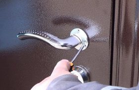 Замена дверной ручки металлической двери в Малоярославце