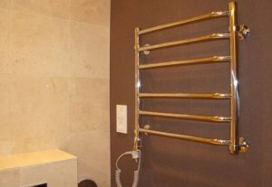 Установка электрического полотенцесушителя в ванной в Малоярославце